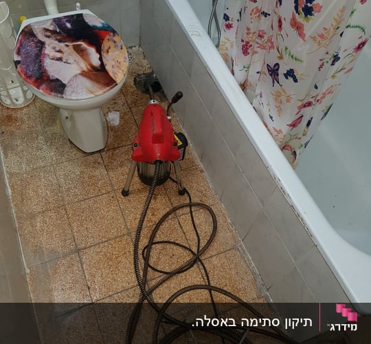 מכונת ניקוי צינורות עם כבל ארוך בחדר אמבטיה